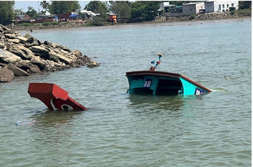 Lật thuyền trên sông Đồng Nai, 12 người rơi xuống sông, 1 người tử vong